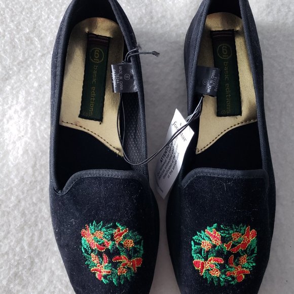 Basic Editions Vintage Embroidered Christmas Wreath Velvet Flat Shoes - Picture 2 of 5